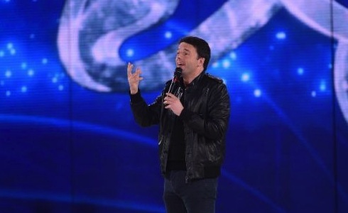 AMICI 2014: MATTEO RENZI OSPITE DELLA DE FILIPPI. LA NOTIZIA OFFUSCA IL SORPASSO DELLA CLERICI MA L’OSPITATA SALTA