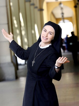 CHE DIO CI AIUTI 3: SUOR ANGELA SI TRASFERISCE A FABRIANO E DIVENTA INSEGNANTE