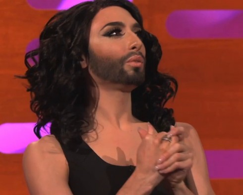 DM LIVE24: 19 MAGGIO 2014. CONCHITA WURST SFOGGIA UN NUOVO LOOK SU BBC ONE – LA LECCISO DA’ DELLA VECCHIA A ROMINA?