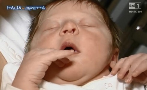 LA VITA IN DIRETTA: NIENTE PARTO IN DIRETTA, LA BIMBA E’ NATA PRIMA!