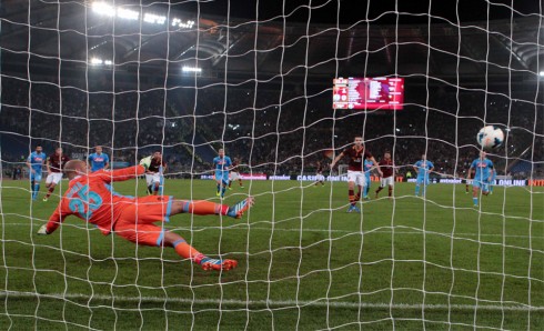 SERIE A 2015-2018: MEDIASET PREMIUM DOVRA’ RINUNCIARE ALLE PARTITE DI ROMA O NAPOLI? SI VA VERSO L’ESCLUSIVA SKY