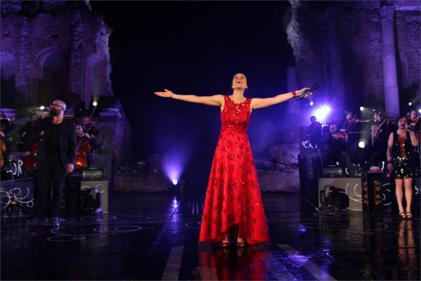 STASERA LAURA: UNA DIVA DELLA PORTA ACCANTO COLPISCE NEL SEGNO