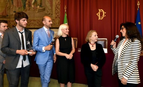 IL MOIGE PREMIA PER IL 2013-2014 BRACCIALETTI ROSSI, IL GARBO (INTRISO DI BIMBI MORTI!) DE IL SEGRETO E LO STILE (OMOLOGATO) DI MA COME TI VESTI?