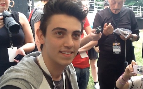 MICHELE BRAVI: “TIZIANO FERRO COME UNO ZIO CHE TI GUARDA IN DISPARTE MA TI DICE QUANDO FAI UNA CA*ZATA”