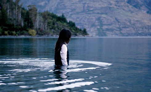 TOP OF THE LAKE – I MISTERI DEL LAGO: AL VIA SU SKY ATLANTIC LA MINISERIE A FIRMA DI JANE CAMPION