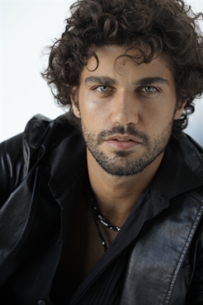 CENTOVETRINE: I NUOVI EPISODI SLITTANO AL 15 SETTEMBRE. ARRIVANO BRUNO CABRERIZO, GABRIELE GRECO E UNA LINEA COMEDY