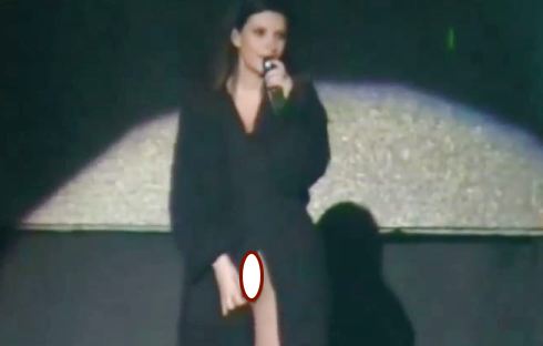LAURA PAUSINI HOT, SENZA MUTANDE SUL PALCO (VIDEO): SI E’ VISTA? CE L’HO COME TUTTE