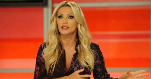 PAOLA FERRARI CONTRO SABRINA GANDOLFI: GUARDATI ALLO SPECCHIO SE HAI IL CORAGGIO E COMPLIMENTI PER I DENTI RIFATTI
