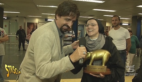 MADONNA “BENEDICE” SUOR CRISTINA (VIDEO LIKE A VIRGIN)