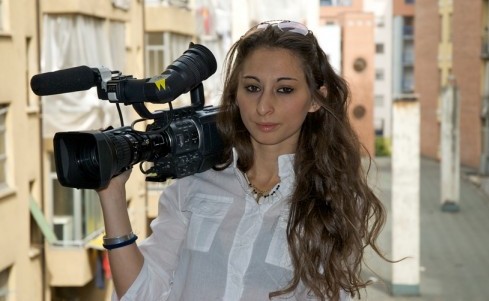 LA RICETTA DELLA FELICITA’: SU LA5 LA SECONDA SERATA PENSA POSITIVO. TRA LE PROTAGONISTE CLAUDIA MORI