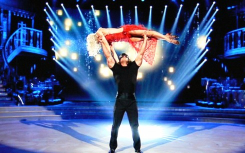 BALLANDO CON LE STELLE 2014, SESTA PUNTATA: MASKA…LZONATA DELLA GIURIA A TONY COLOMBO, ELIMINATO INSIEME A ROBERTO CAMMARELLE