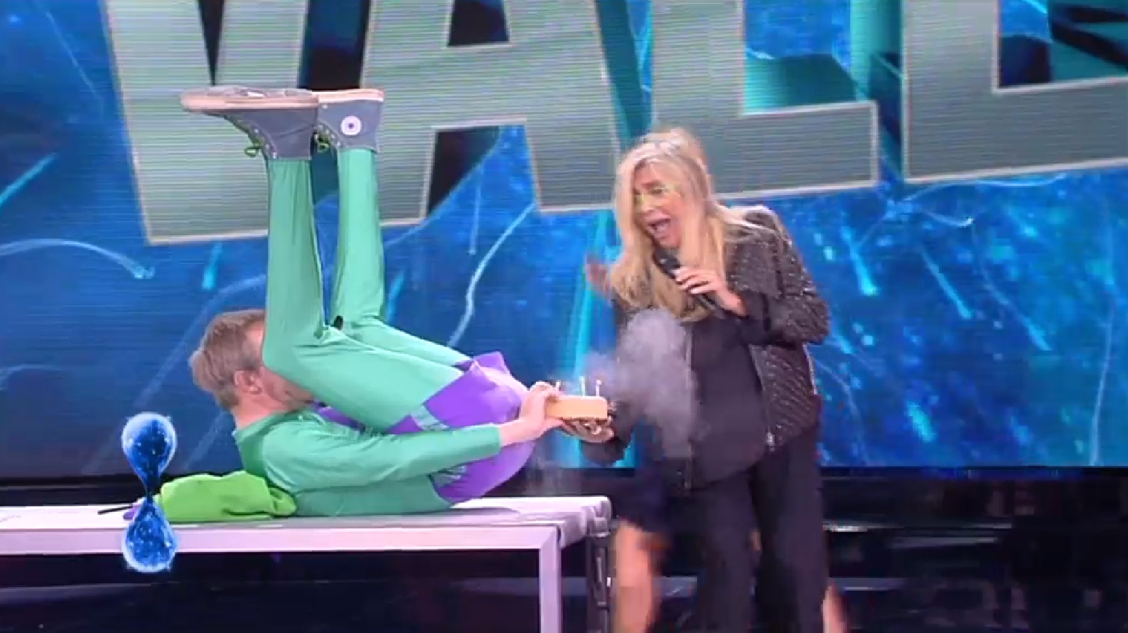 TU SI QUE VALES: SE NEL SABATO SERA DI CANALE 5 CI SI SCORREGGIA ADDOSSO