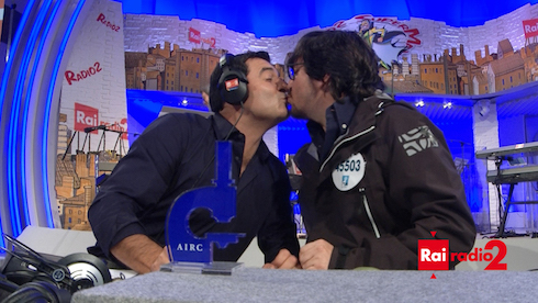 DM LIVE24: 7 NOVEMBRE 2014. BACIO IN DIRETTA TRA RICKY MEMPHIS E MAX GIUSTI, ALFONSO SIGNORINI SABATO A CHE FUORI TEMPO CHE FA