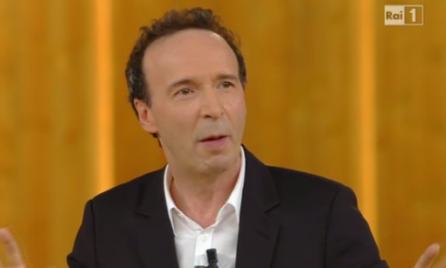 I DIECI COMANDAMENTI: ROBERTO BENIGNI MAGNETICO, SI BUTTA SU DIO E METTE LE ALI