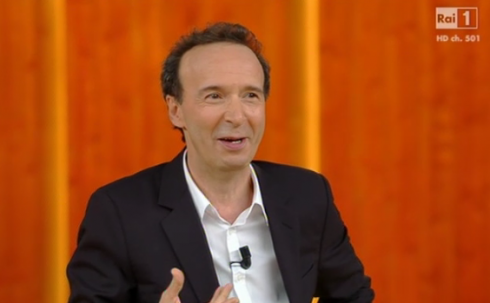 I DIECI COMANDAMENTI: ROBERTO BENIGNI RACCONTA L’UOMO PARLANDO DI DIO. IL FINALE E’ UN CRESCENDO