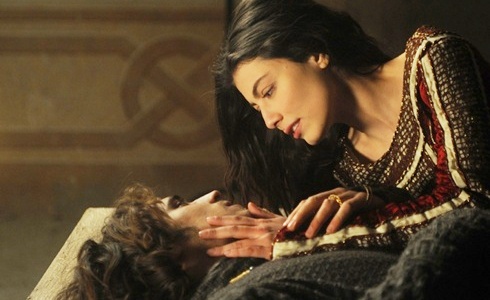 ROMEO E GIULIETTA: LA CELEBRE STORIA D’AMORE RIVIVE SU CANALE5 CON LA COPPIA MASTRONARDI – RIVAS