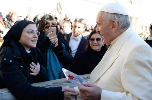 SUOR CRISTINA INCONTRA PAPA FRANCESCO: IN REGALO IL SUO CD. LA RELIGIOSA PREGA “SANREMO”?