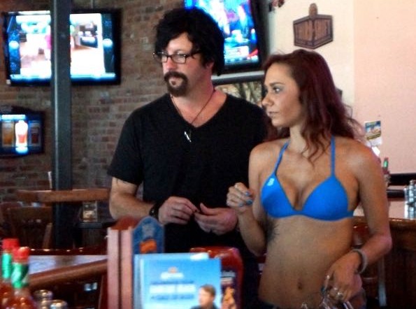 BOSS IN INCOGNITO: LA VERSIONE AMERICANA PUNISCE CON LICENZIAMENTI E PREMIA CON MASTOPLASTICHE ADDITIVE