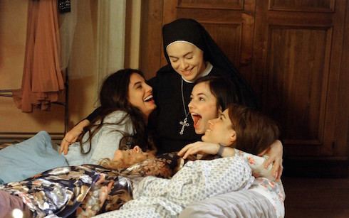 ASCOLTI TV DI GIOVEDI 11 DICEMBRE 2014: ANCHE L’ULTIMA DI ZELIG (16.04%) E’ BATTUTA DA CHE DIO CI AUTI IN REPLICA (17.57%). DOWNTON ABBEY RIPARTE DAL 4.48%, RECORD STORICO IN PT PER LA5 (2.68%)