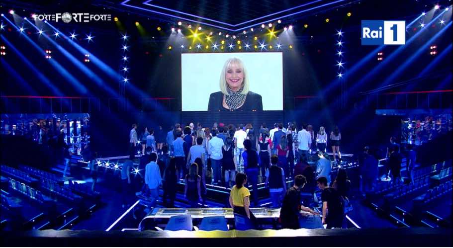 FORTE FORTE FORTE: UN MIX DI DEJA VU PER COMPIACERE L’EGO DI RAFFAELLA CARRA’