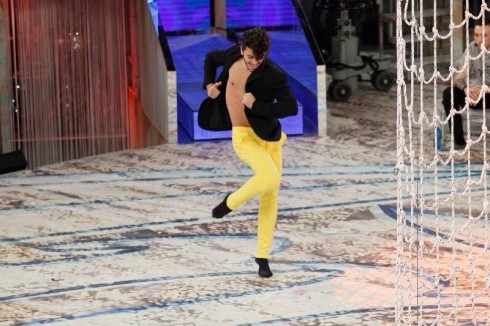 AMICI 2015 – PUNTATA 24 GENNAIO IN DIRETTA: SIMONE RESTA NELLA SCUOLA. THE KOLORS VINCONO LA SFIDA A SQUADRE CONTRO PAOLA. LUANA ELIMINATA