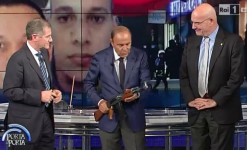 PORTA A PORTA: BRUNO VESPA IMPUGNA UN KALASHNIKOV IN DIRETTA. “STATE TRANQUILLI, E’ UNA COPIA”