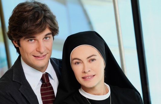 ASCOLTI TV DI GIOVEDI 1 GENNAIO 2015: LA MARATONA DI CHE DIO CI AIUTI AL 14.9%, IL FILM DI CANALE 5 AL 12%. BENISSIMO UNICI CON IL VOLO (11.25%)