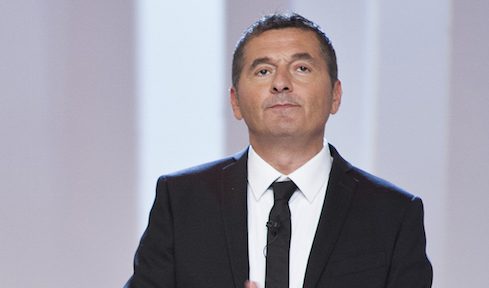 Teo Mammucari e la ‘massa muscolare’: imbarazzi scacciati via a suon di battute