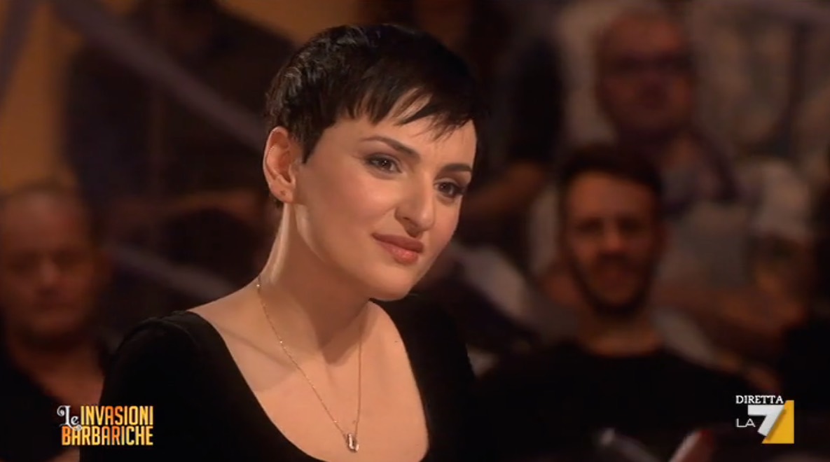 ARISA: “SANREMO UNA PARENTESI. IL REGGISENO? PENSAVO BASTASSERO I COPRICAPEZZOLI”. E ANNUNCIA UN IMPORTANTE PROGETTO CON DISNEY