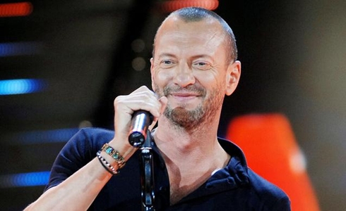 FESTIVAL DI SANREMO 2015: BIAGIO ANTONACCI SUPEROSPITE DI CARLO CONTI SUL PALCO CHE LO LANCIO’ NEL 1988