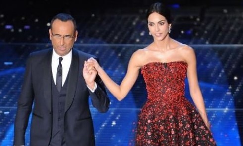 FESTIVAL DI SANREMO 2015: CARLO CONTI DA’ RITMO ALLA PRIMA, LE VALLETTE NON LASCIANO IL SEGNO