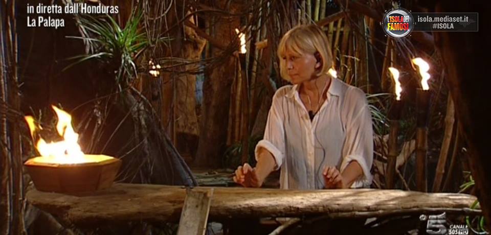 CATHERINE SPAAK LASCIA L’ISOLA DEI FAMOSI PRIMA CHE INIZI