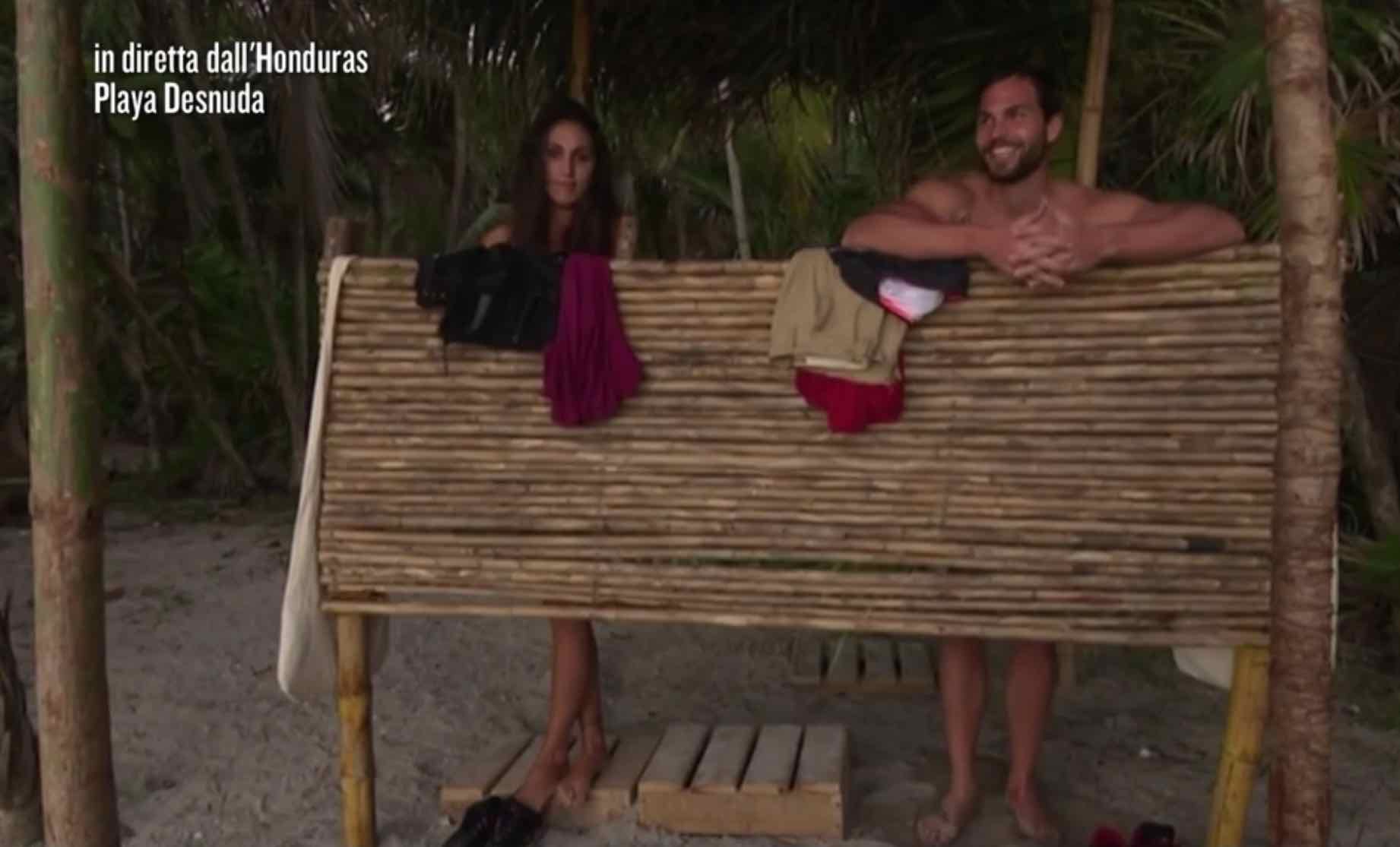 ISOLA DEI FAMOSI 2015: BELEN FIERA DELLA SORELLA CECILIA DESNUDA