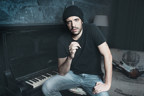 FRANCESCO DE CARLO (STAND UP COMEDY) A DM: IL VERO EFFETTO DELLA SATIRA E’ RICORDARE CHE LA VITA NON HA SENSO