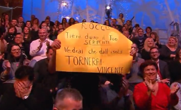 ISOLA DEI FAMOSI 2015, ROCCO E GLI OSTENTATI DOPPI SENSI: “TIENI DURO IL TUO SERPENTE”