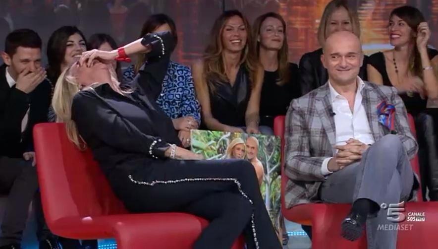 ASCOLTI TV DI LUNEDI 23 FEBBRAIO 2015: BENE L’ISOLA DEI FAMOSI (24.84%), LA NARCOTICI SI FERMA AL 14.05%. LA NOTTE DEGLI OSCAR TOCCA IL 9.6% (113.000 SPETTATORI)