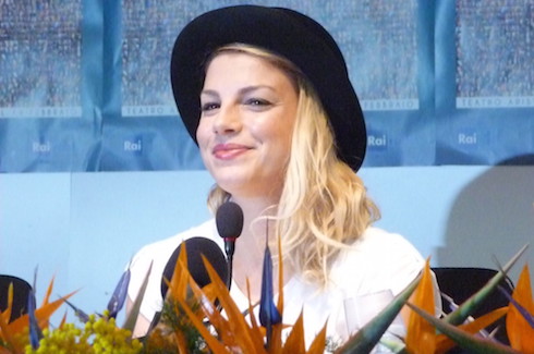 SANREMO 2015, EMMA SI COMMUOVE E RILANCIA: “POSSO ESSERE ANCHE DELICATA, NON SOLO UNA CAMIONISTA ROCK’N’ROLL”. ROCIO RINGRAZIA BOVA E CONTI, ARISA VUOLE FARE L’EUROVISION