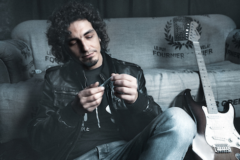 PIETRO SPARACINO (STAND UP COMEDY) A DM: NEL MIO MONOLOGO CONTRO IL RAZZISMO VOGLIO SCOPARMI UNA ZINGARA. CERCO DI VIVERE UNA VITA DI MERDA PER AVERE TANTO MATERIALE