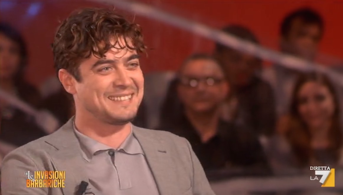SCINTILLE A LE INVASIONI, BIGNARDI A SCAMARCIO: “ME LE STAI FACENDO GIRARE”