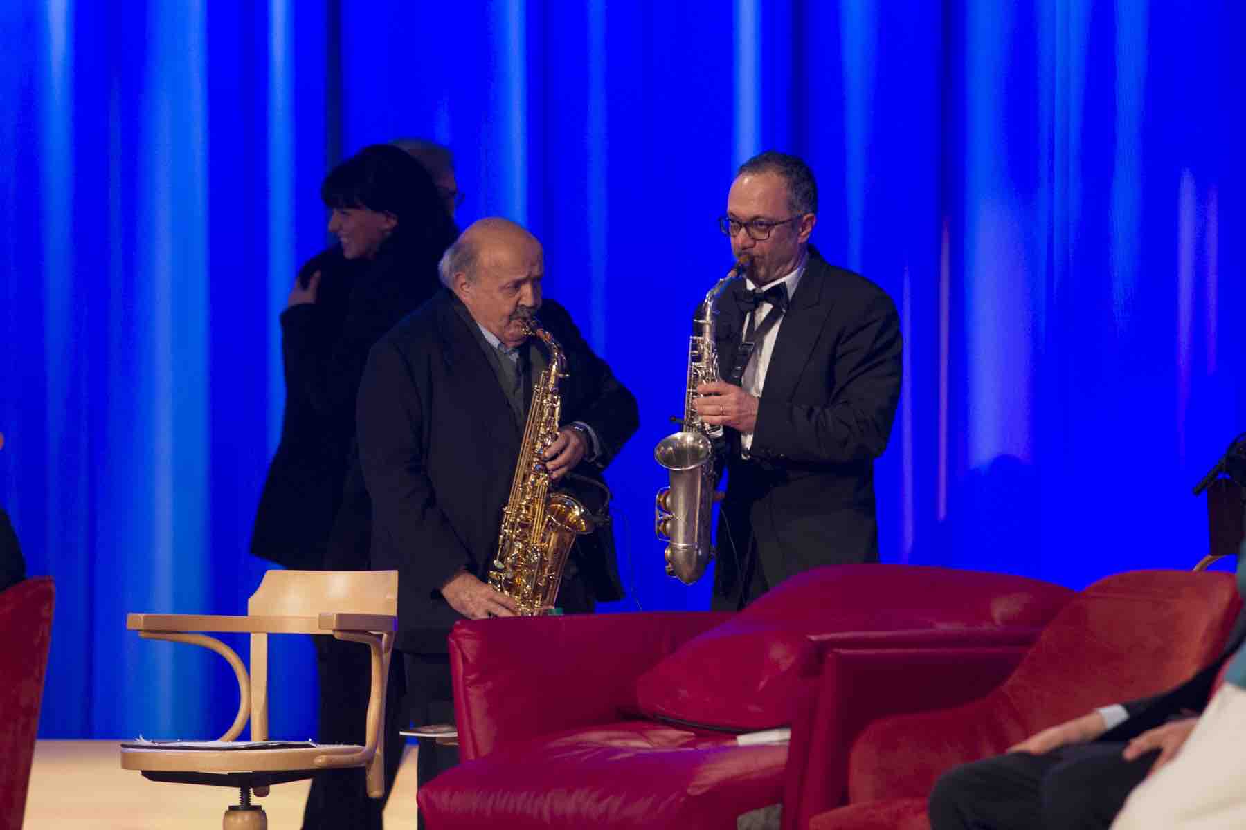 DM LIVE24: 24 APRILE 2015. PARTERRE DE ROI PER LA TERZA DEL COSTANZO SHOW: FEDEZ, EMMA, NANCY BRILLI, RUDY ZERBI E IL PADRE DAVIDE MENGACCI, CLAUDIA GALANTI…