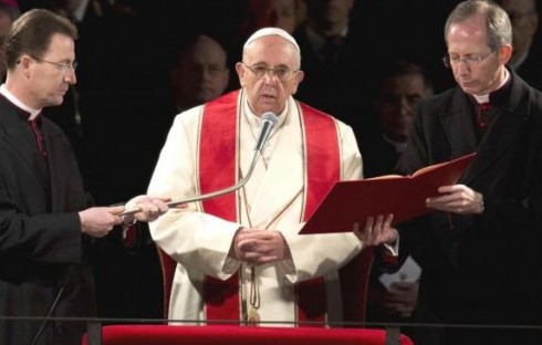 VIA CRUCIS DI PAPA FRANCESCO: SU RAI1 LA DIRETTA DAL COLOSSEO. BRUNO VESPA INTRODUCE LA SERATA