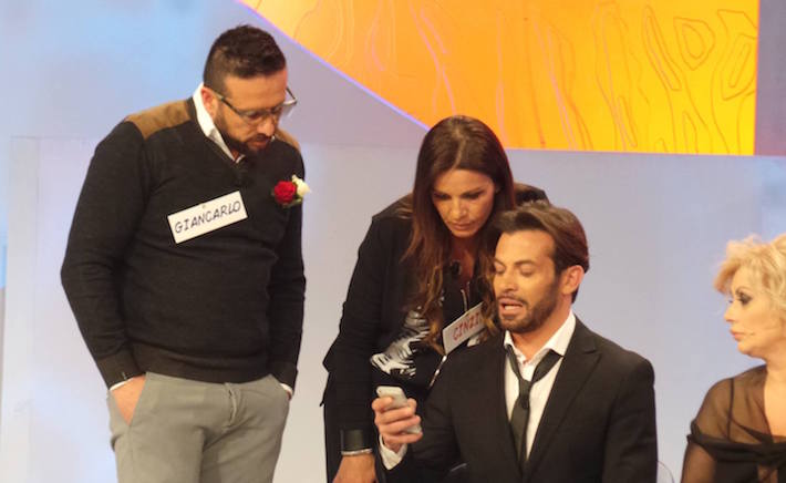 UOMINI E DONNE, MARIA DE FILIPPI: “MI HA CHIAMATO BERLUSCONI, TINA A CASA!”