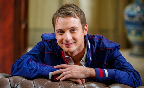 UN POSTO AL SOLE ANTICIPAZIONI: SANDRO SCOPRE CHE SUO PADRE STA CERCANDO UNA CURA ALLA SUA OMOSESSUALITA’