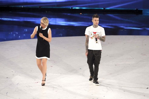 AMICI 2015, QUARTA PUNTATA SERALE – BERTE’ STRONCA EMMA E BRIGA: “AVETE SFRUTTATO UNA TRAGEDIA DI 900 MORTI”. ELIMINATA SHAILA