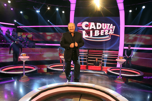 CADUTA LIBERA: GERRY SCOTTI AL DEBUTTO CON CONCORRENTI VIP