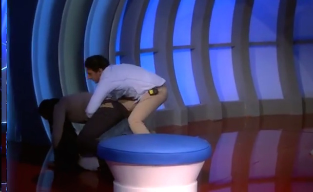 C’E’ POSTA PER TE NEL MONDO: ALTRO CHE RICONCILIAZIONE, UN RAGAZZO PICCHIATO IN DIRETTA (VIDEO)