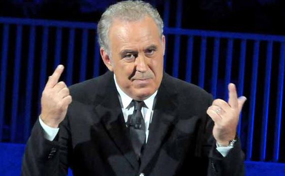 ROSSO DI SERA: SANTORO CHIUDE SERVIZIO PUBBLICO IN PIAZZA CON UNA “SORPRESA CLAMOROSA”