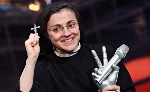 “SPOGLIATI DI TUTTO E SCAPPA CON ME”: ARRESTATO IL FAN STALKER DI SUOR CRISTINA