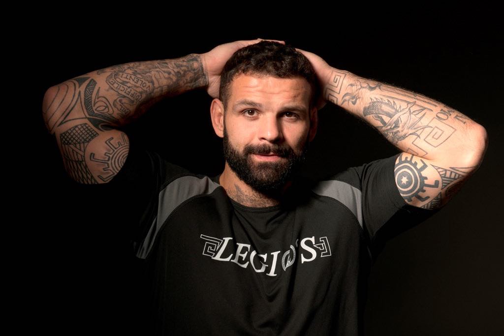 I COMANDAMENTI DEL LEGIONARIO: SAKARA IN PILLOLE SU DMAX DA’ LEZIONI DI MMA