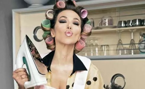 POMERIGGIO CINQUE TORNA IL 31 AGOSTO. MARIA CARMELA BALLA E STIRA NEL NUOVO SPOT